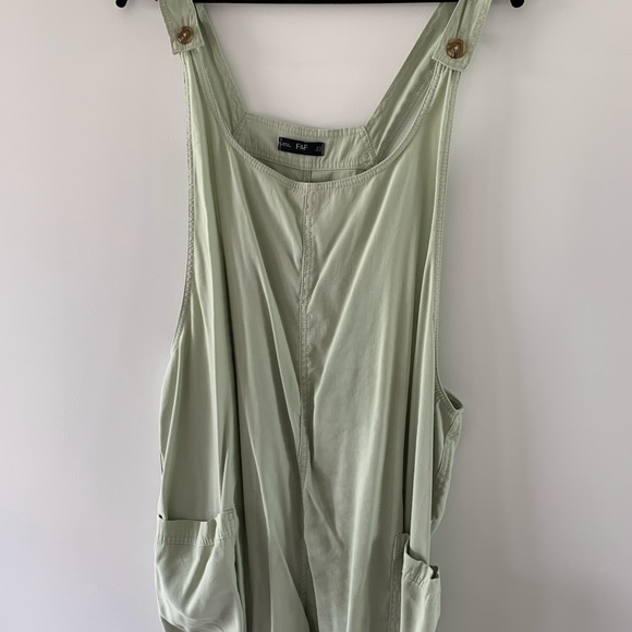 Pastel green short overalls with front pockets 💚 - Picture 2 of 3